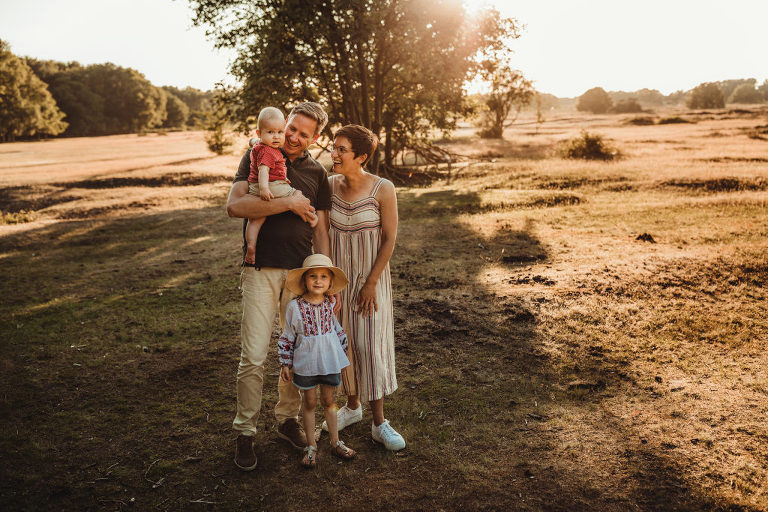 gezinsfoto door kinderfotograaf en familiefotograaf Mascha Greuter Fotografie op de heide tussen Laren en Hilversum