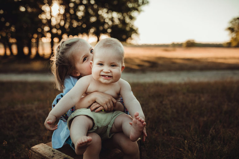 Kinderportret gemaakt door kinderfotograaf Mascha Greuter op de heide tussen Laren en Hilversum