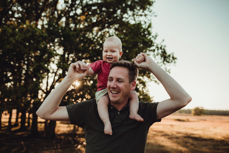 kinderfotografie tijdens familie fotosessie op de heide in de buurt van Baarn, Soest Hilversum en Amersfoort