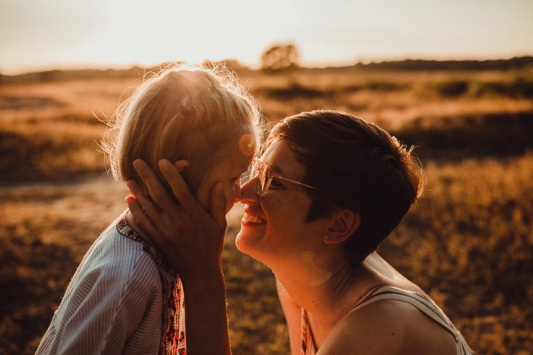 mommy and me fotosessie een Fotoshoot voor moeder en dochter op de heide tussen Laren en Hilversum