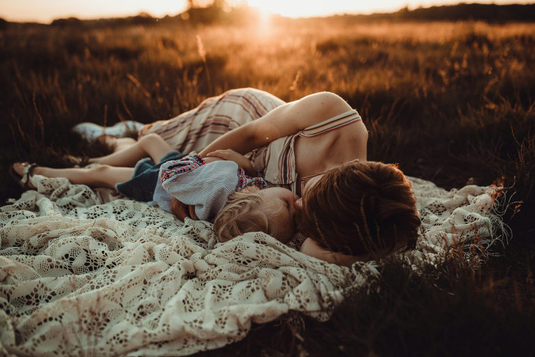 moeder en dochter fotosessie op de heide vlakbij Hilversum