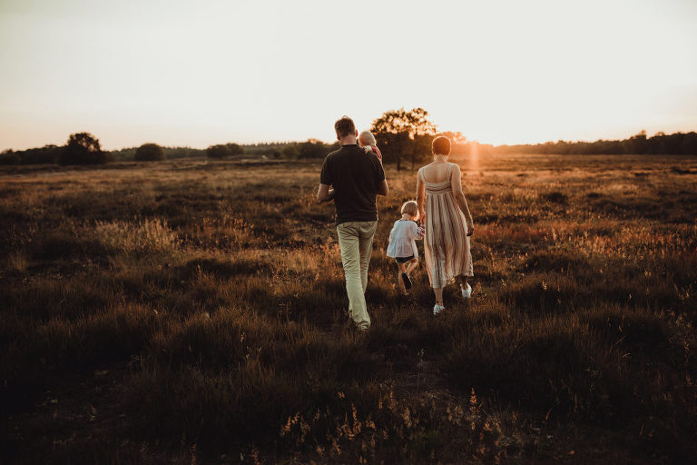 gezinsfotosessie of familiefotosessie op de heide vlakbij Hilversum en Baarn