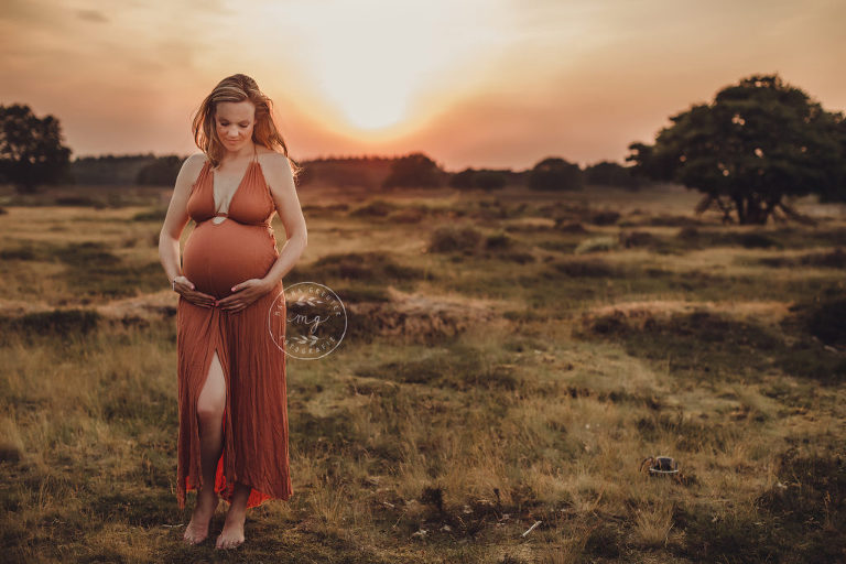 Zwangerschapsfotosessie op de Tafelbergheide in de buurt van Laren en Hilversum. Het model draagt een geleende zwangerschapsjurk uit de klantengarderobe van Mascha Greuter Fotografie gevestigd in Baarn Utrecht